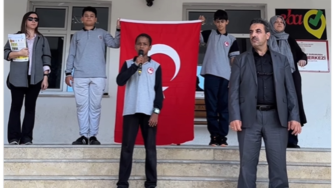 İstiklal Marşı'mızı coşkuyla okuyan öğrencimizi tebrik ederiz.